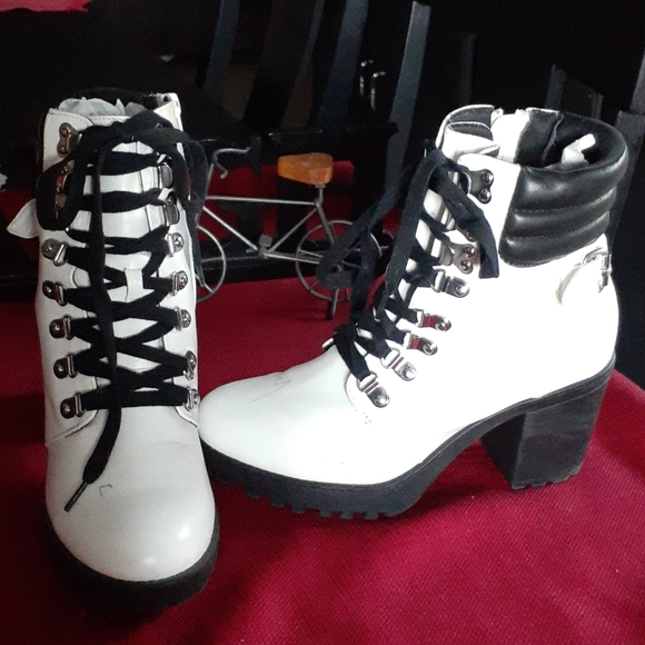 Mia booties - Picture 1 of 10